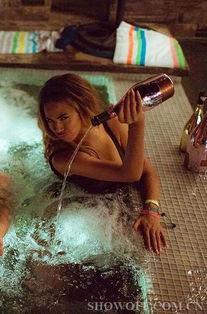 妮琪米娜电臂舞视频,妮琪米娜的动感演绎