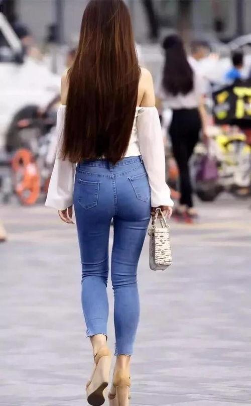 女生紧身牛仔裤视频,牛仔裤视频带你领略时尚魅力